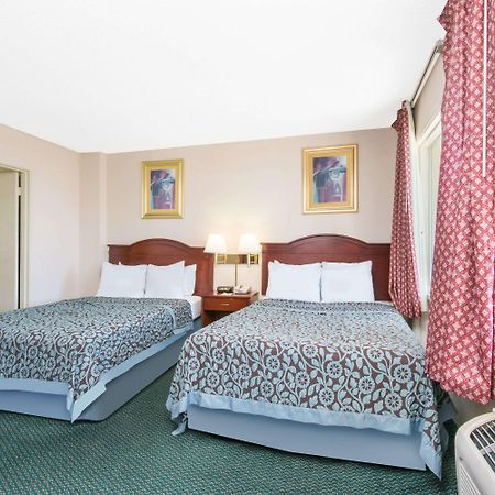 Days Inn & Suites By Wyndham Wichita East Екстер'єр фото