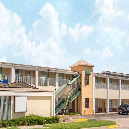 Days Inn & Suites By Wyndham Wichita East Екстер'єр фото