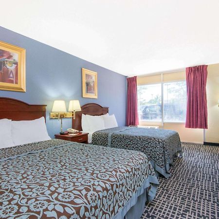 Days Inn & Suites By Wyndham Wichita East Екстер'єр фото