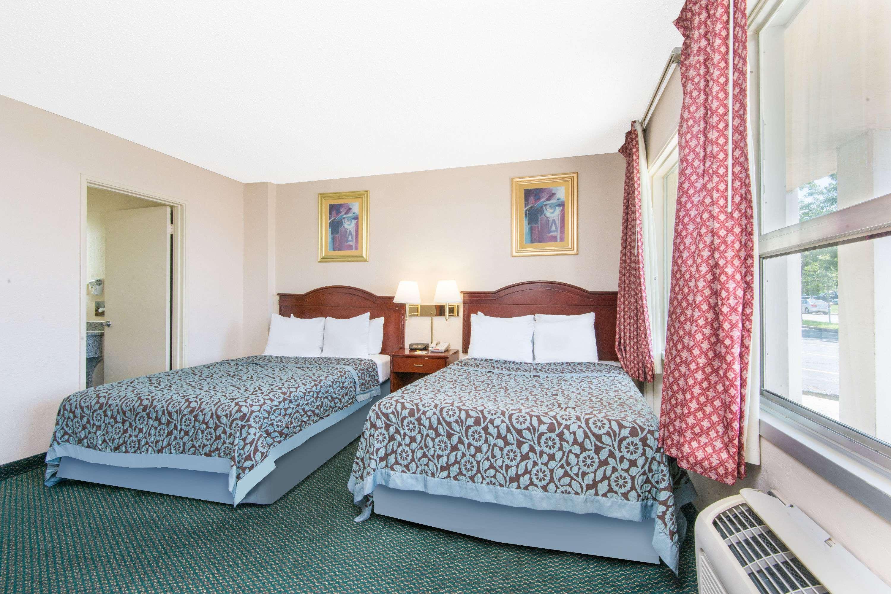 Days Inn & Suites By Wyndham Wichita East Екстер'єр фото