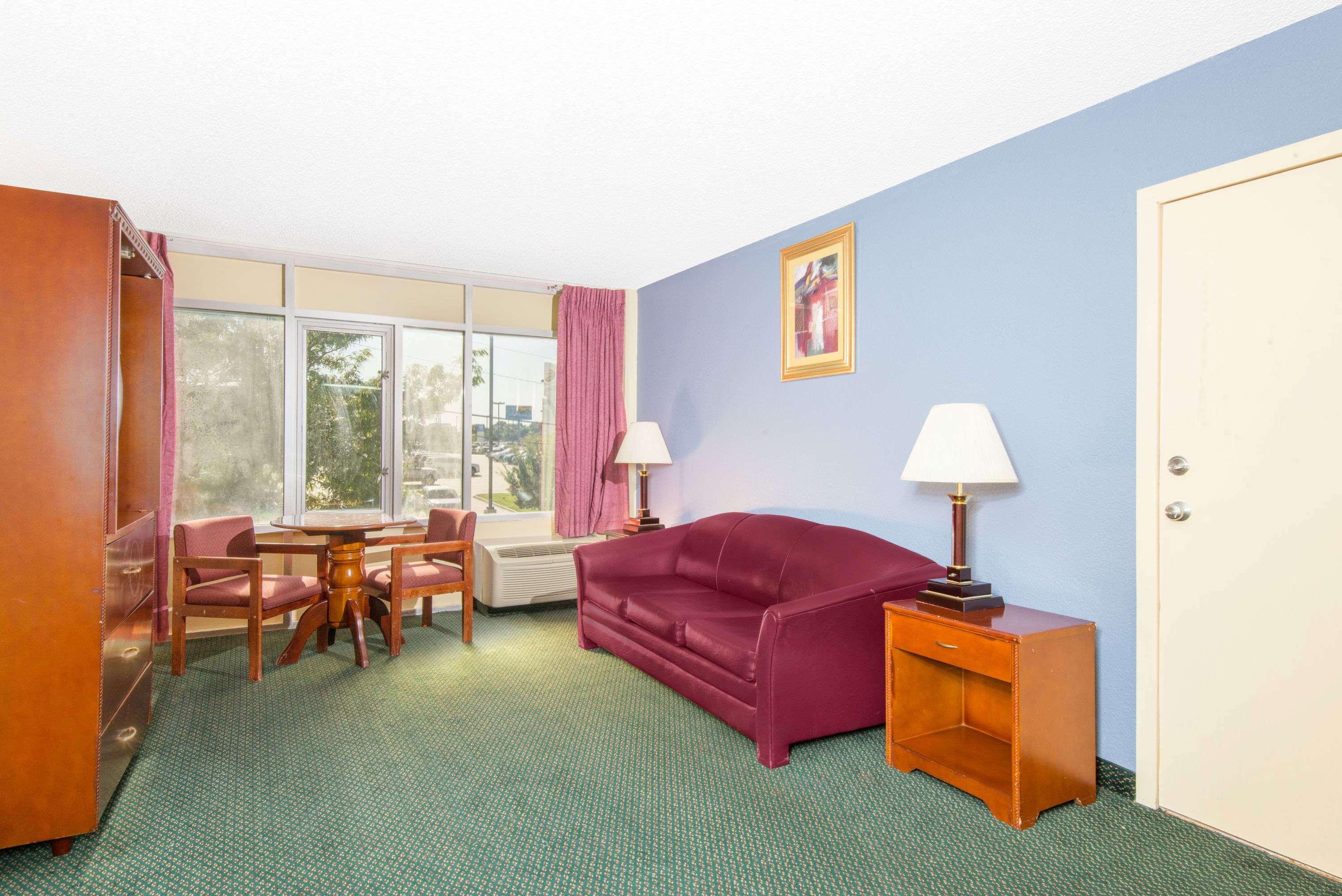 Days Inn & Suites By Wyndham Wichita East Екстер'єр фото