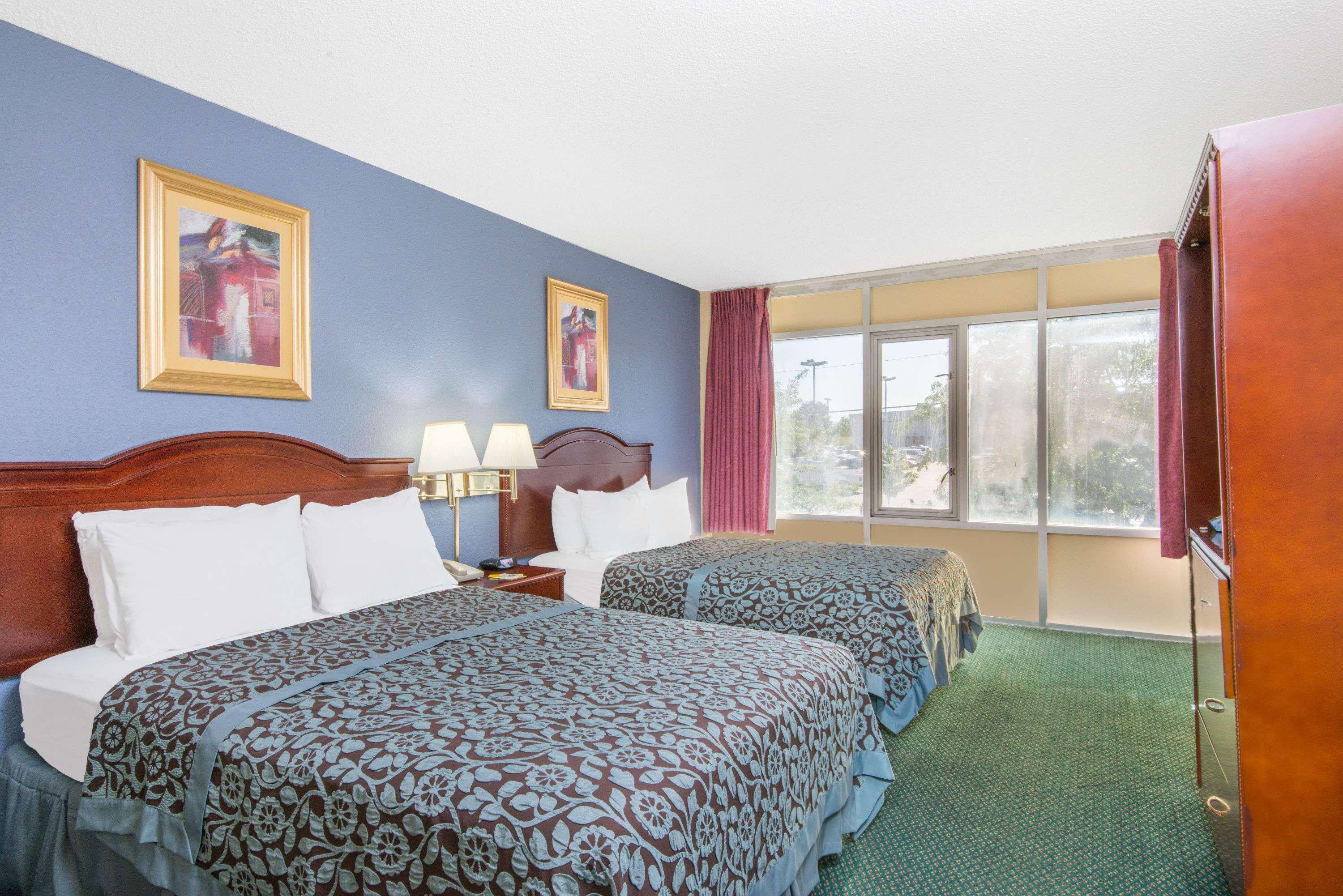 Days Inn & Suites By Wyndham Wichita East Екстер'єр фото