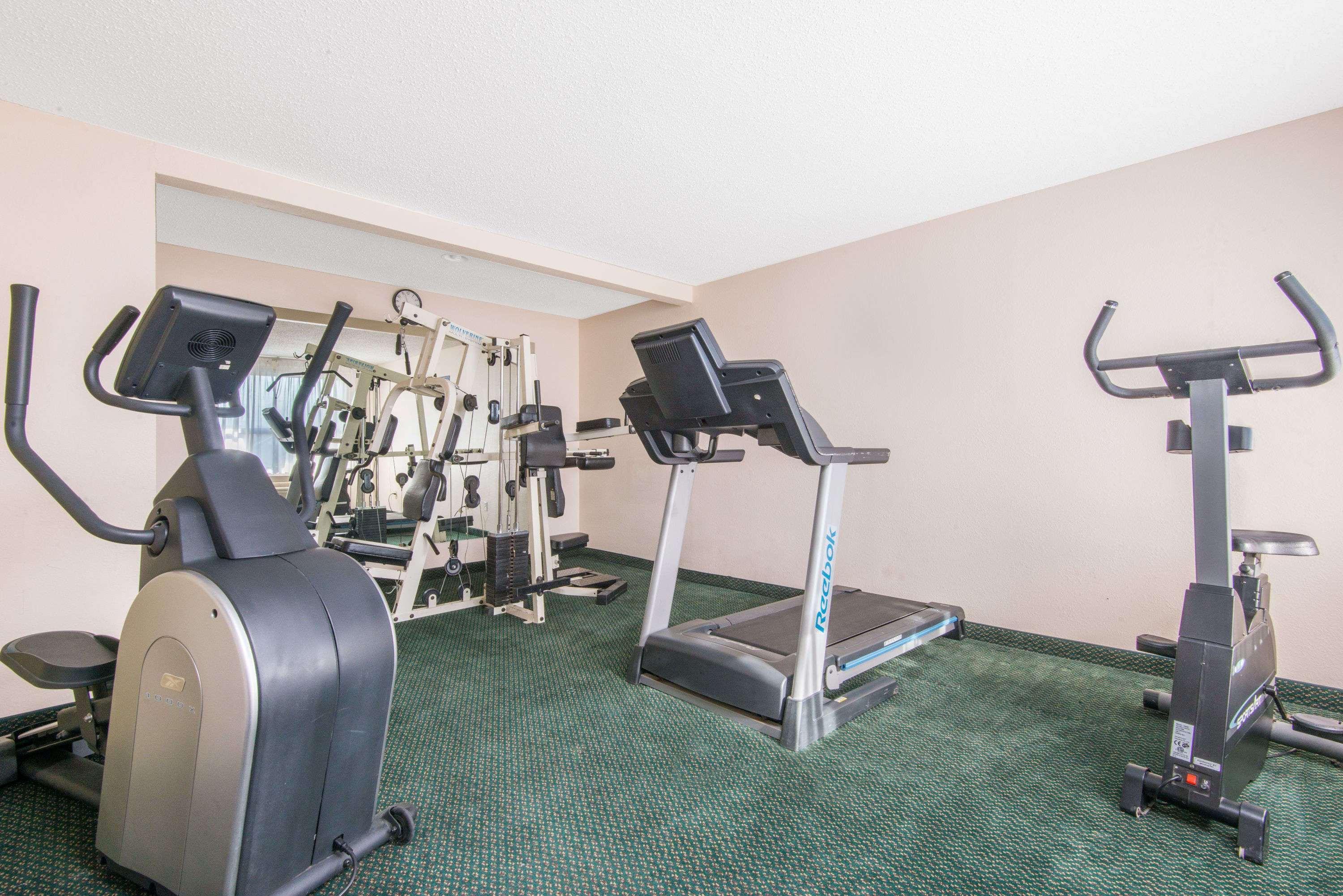 Days Inn & Suites By Wyndham Wichita East Екстер'єр фото