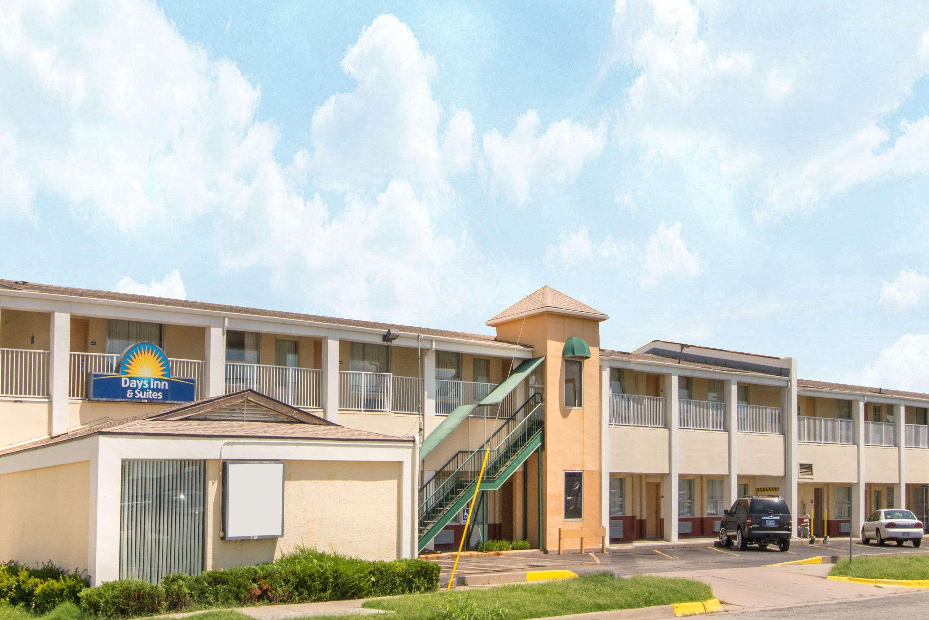 Days Inn & Suites By Wyndham Wichita East Екстер'єр фото