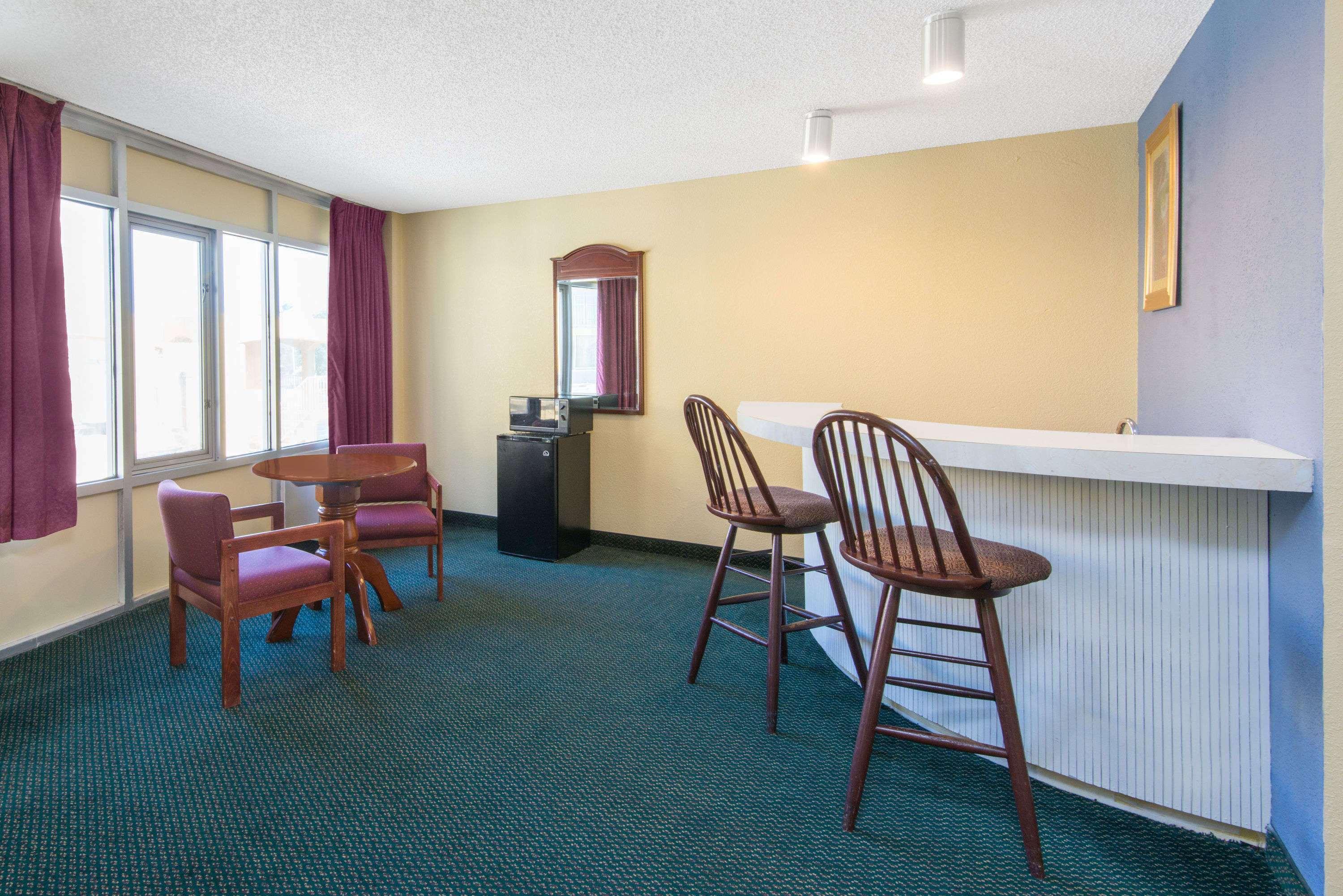 Days Inn & Suites By Wyndham Wichita East Екстер'єр фото