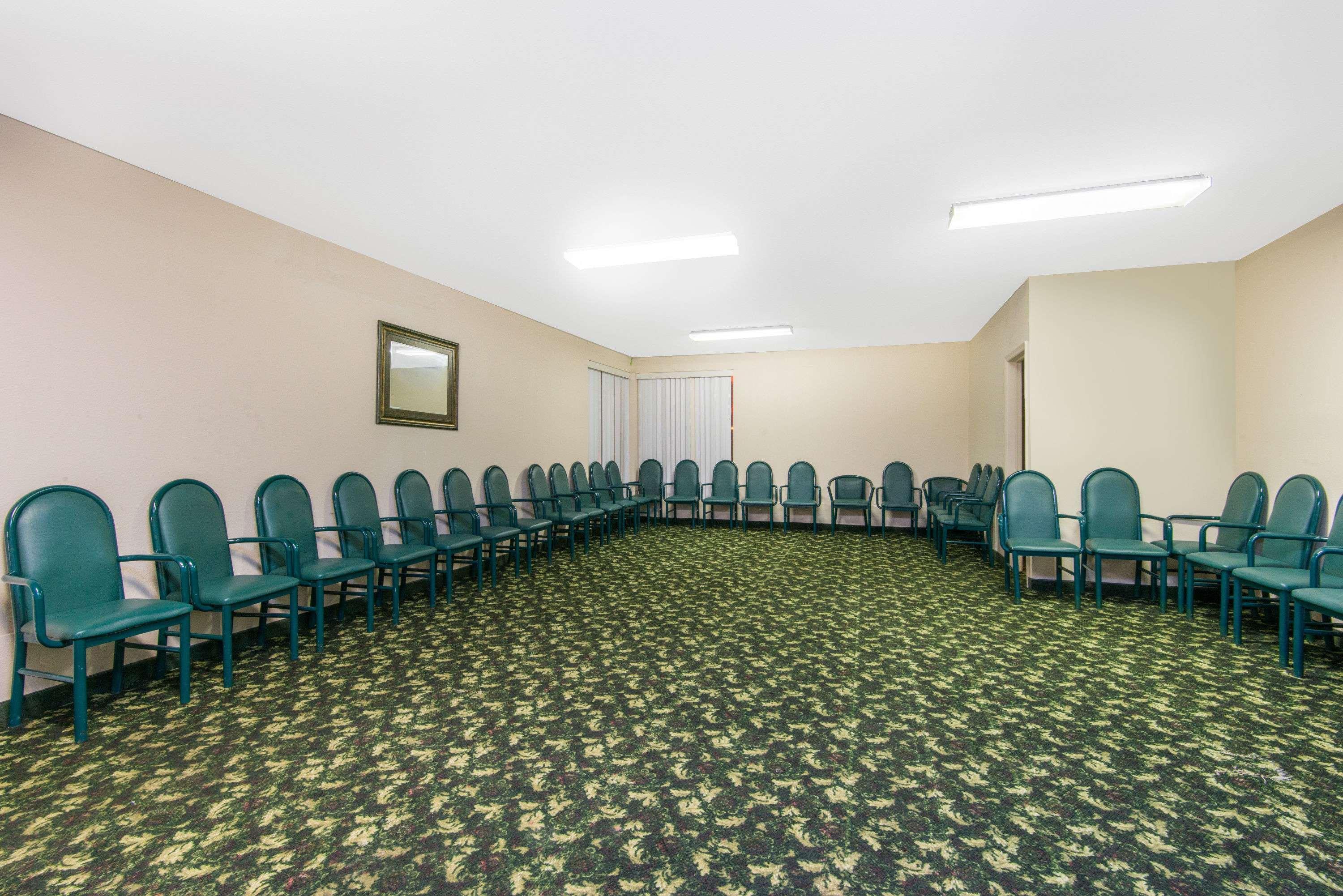 Days Inn & Suites By Wyndham Wichita East Екстер'єр фото
