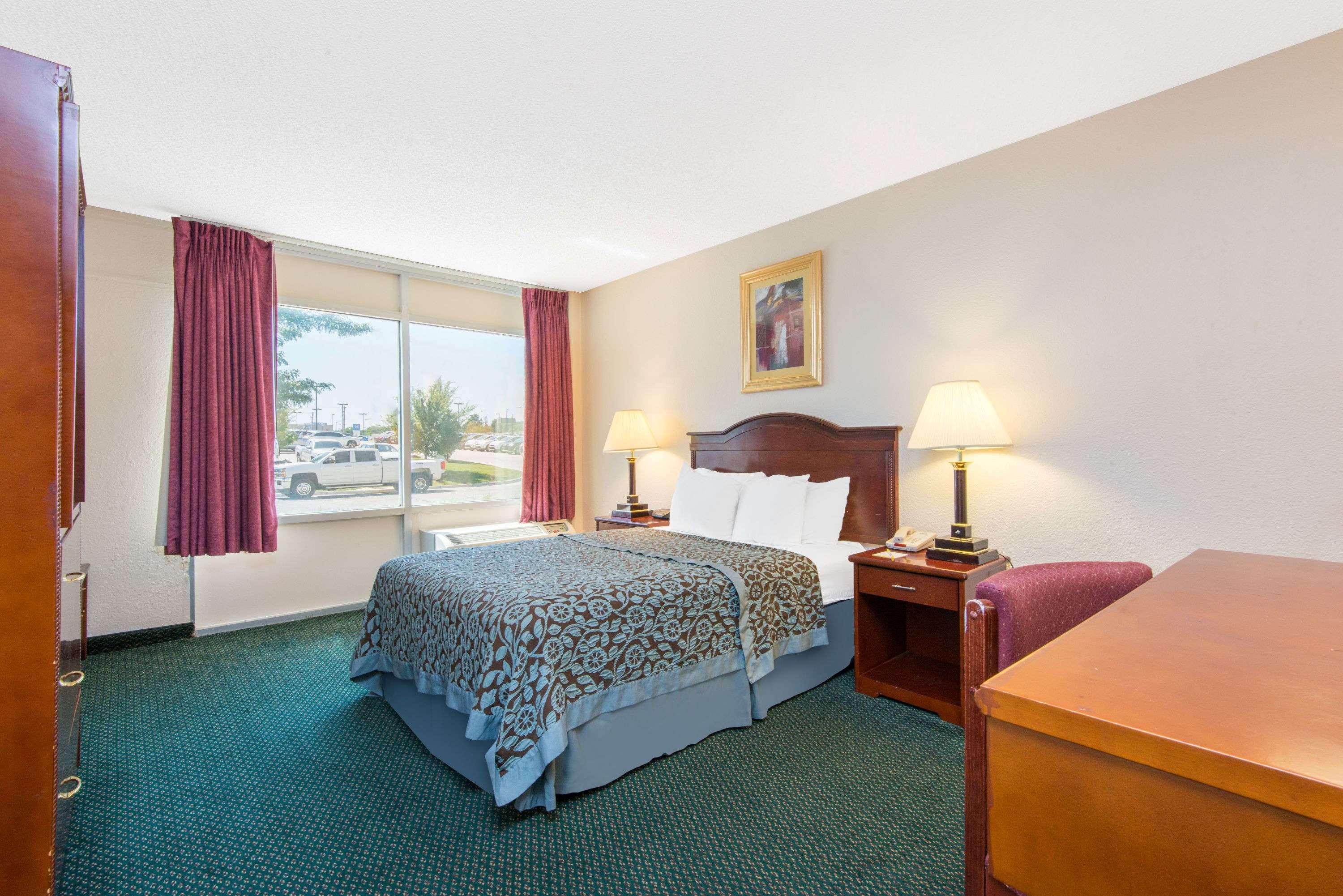 Days Inn & Suites By Wyndham Wichita East Екстер'єр фото