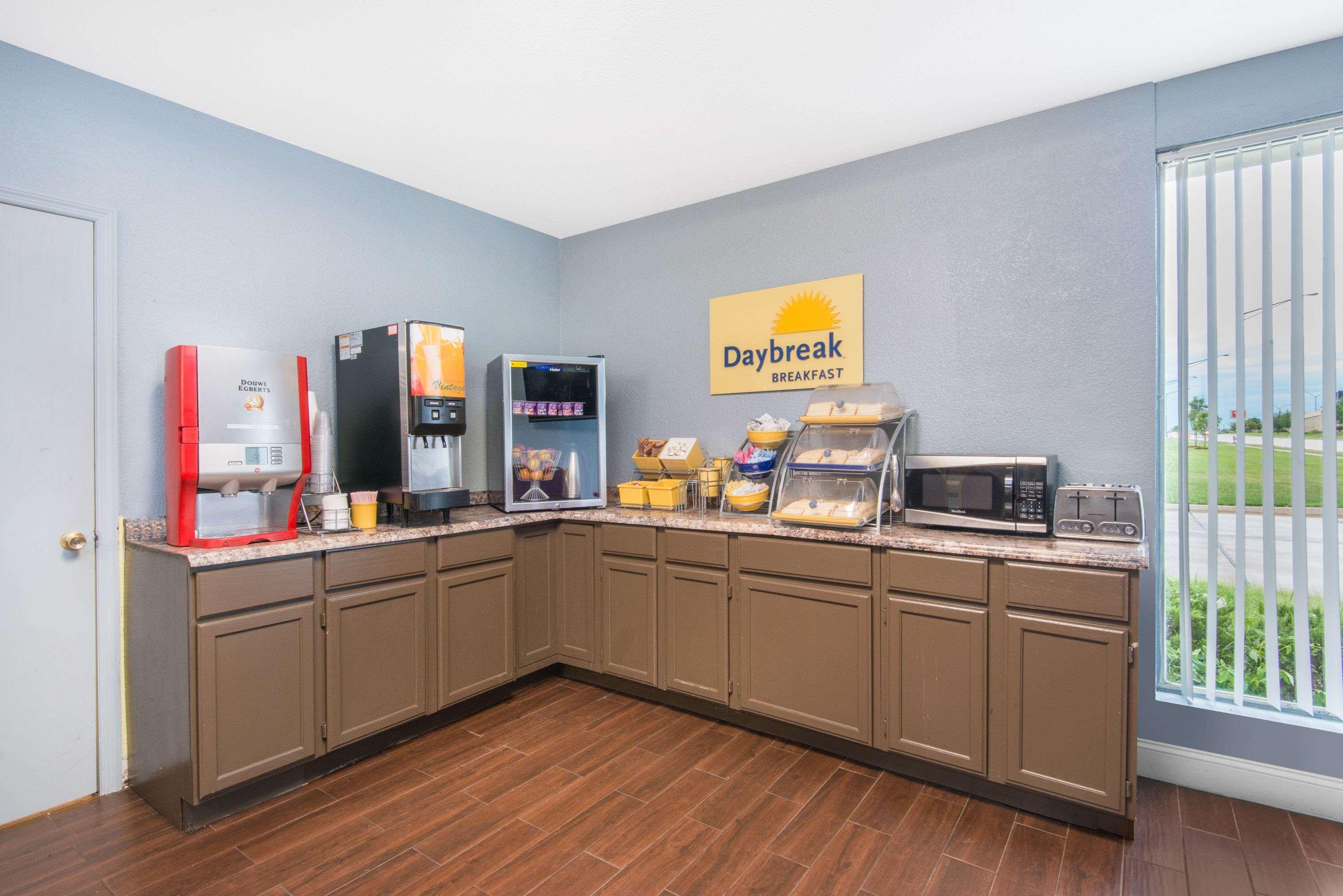 Days Inn & Suites By Wyndham Wichita East Екстер'єр фото