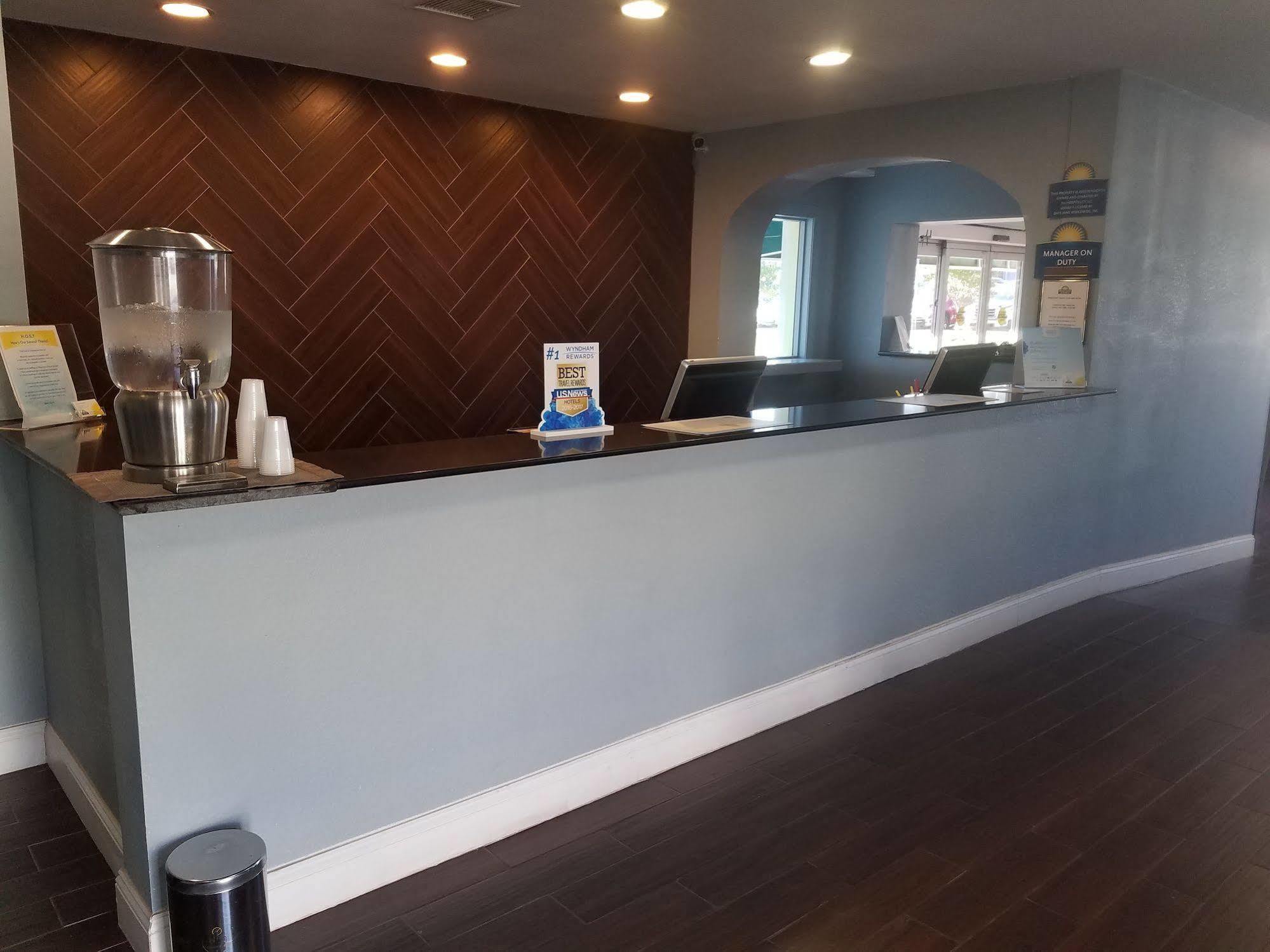 Days Inn & Suites By Wyndham Wichita East Екстер'єр фото