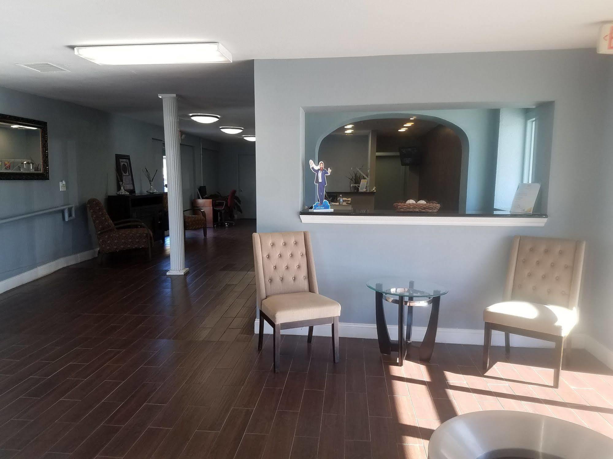 Days Inn & Suites By Wyndham Wichita East Екстер'єр фото