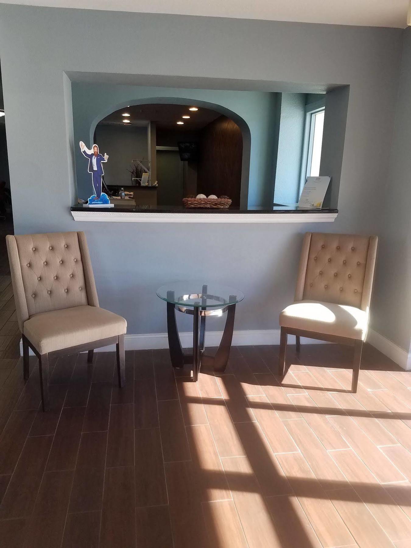Days Inn & Suites By Wyndham Wichita East Екстер'єр фото