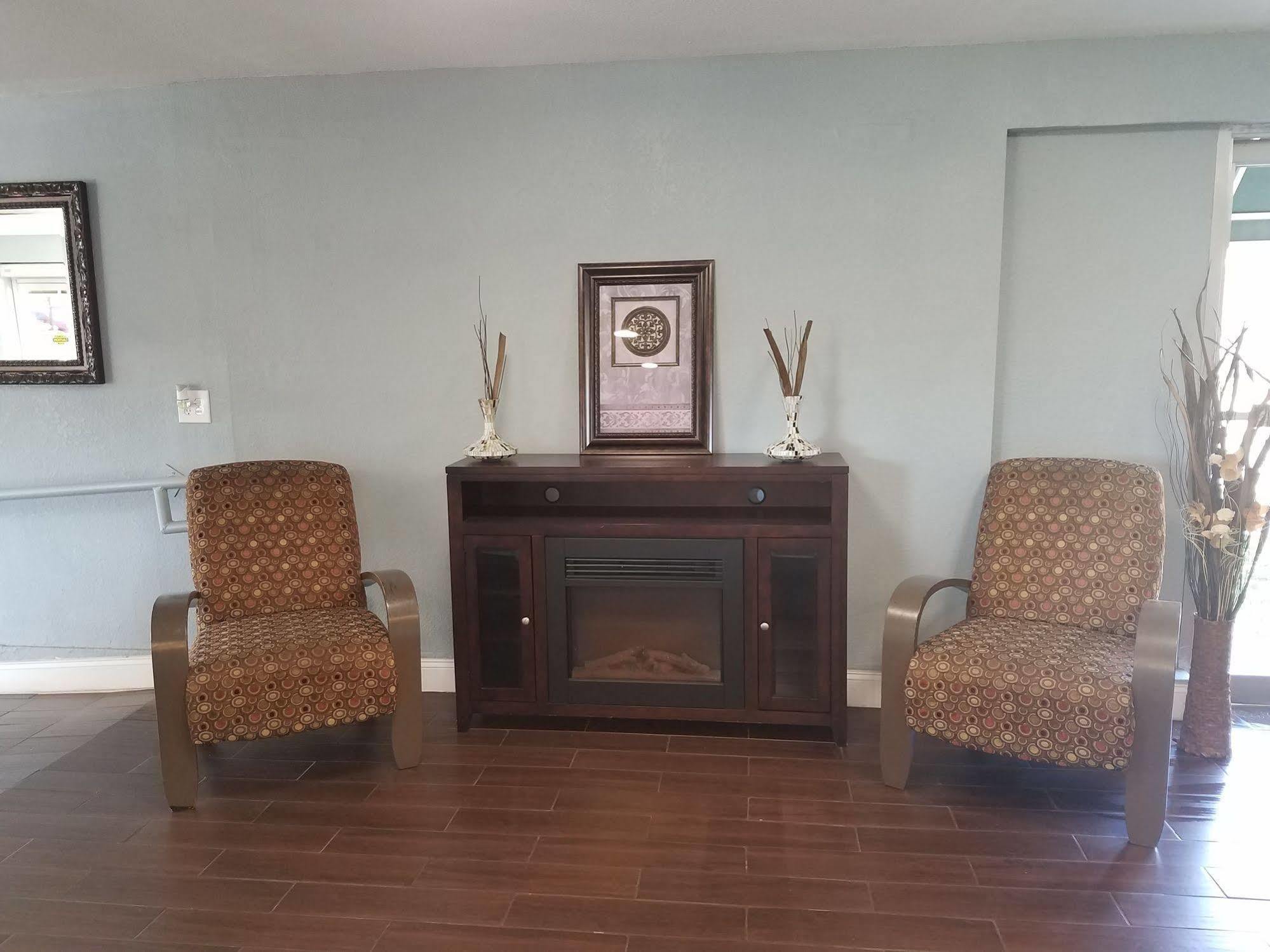 Days Inn & Suites By Wyndham Wichita East Екстер'єр фото