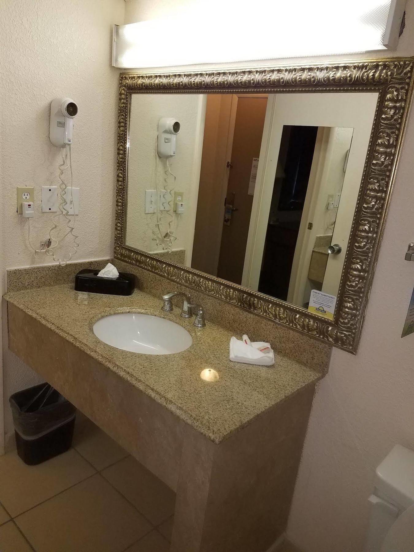 Days Inn & Suites By Wyndham Wichita East Екстер'єр фото