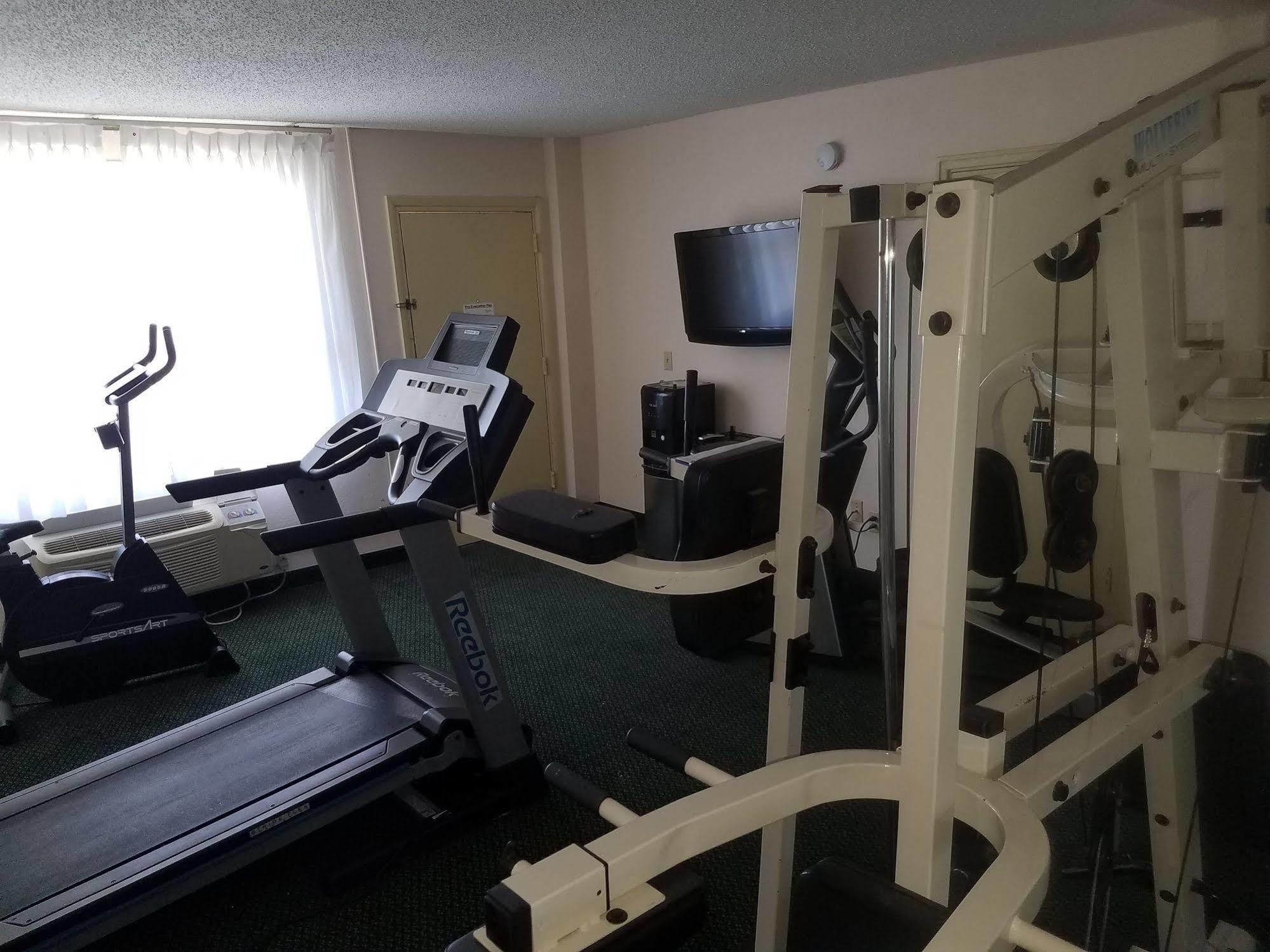 Days Inn & Suites By Wyndham Wichita East Екстер'єр фото