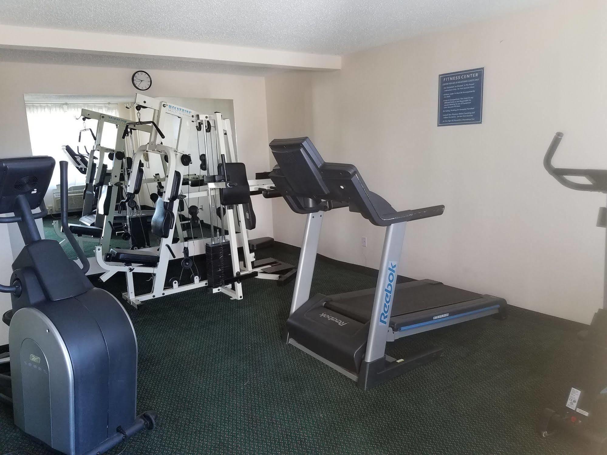 Days Inn & Suites By Wyndham Wichita East Екстер'єр фото
