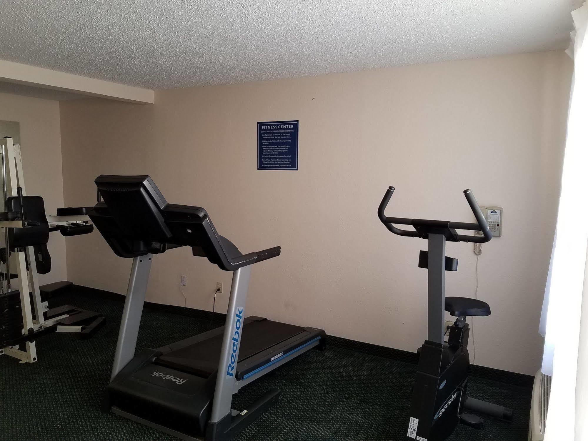 Days Inn & Suites By Wyndham Wichita East Екстер'єр фото