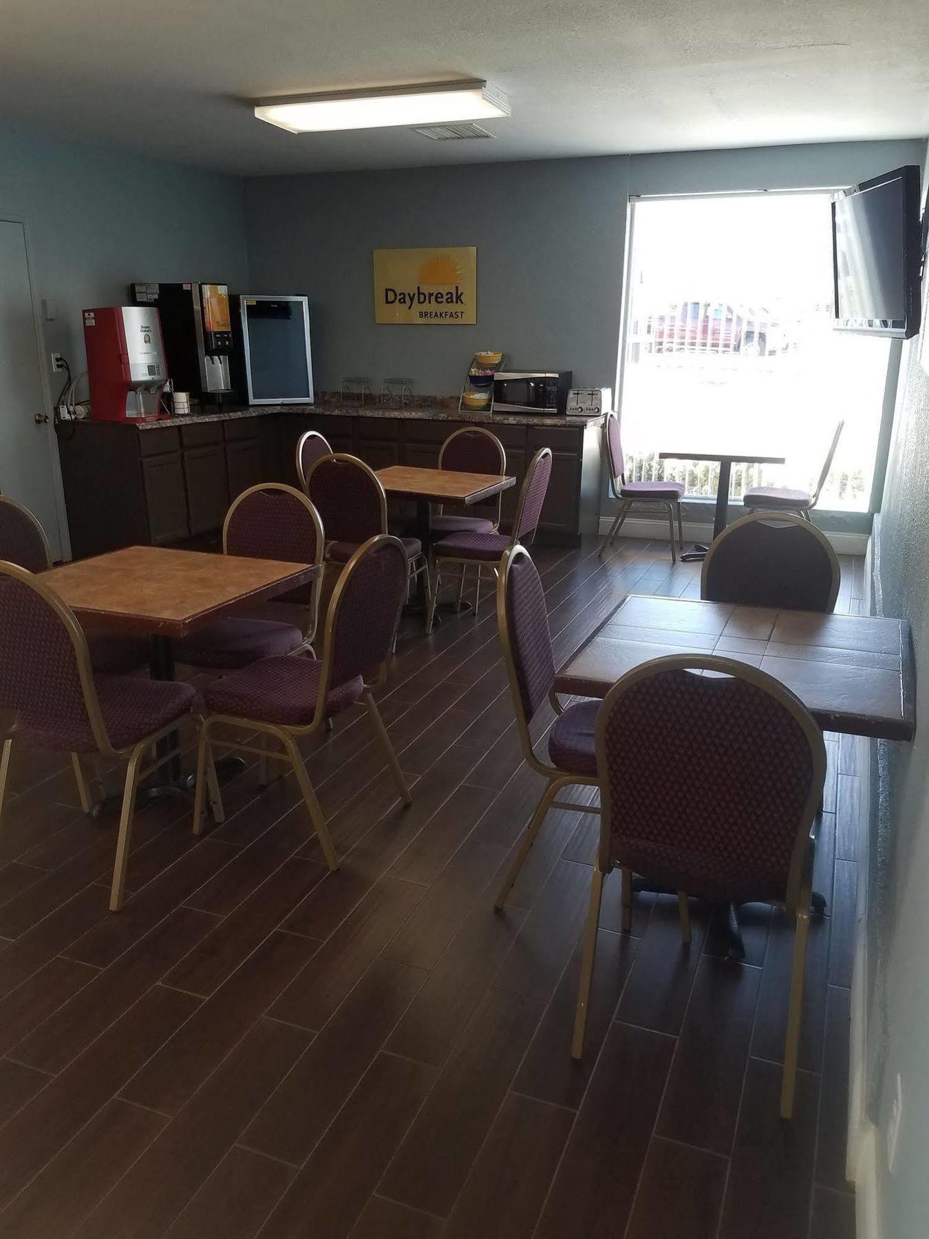 Days Inn & Suites By Wyndham Wichita East Екстер'єр фото