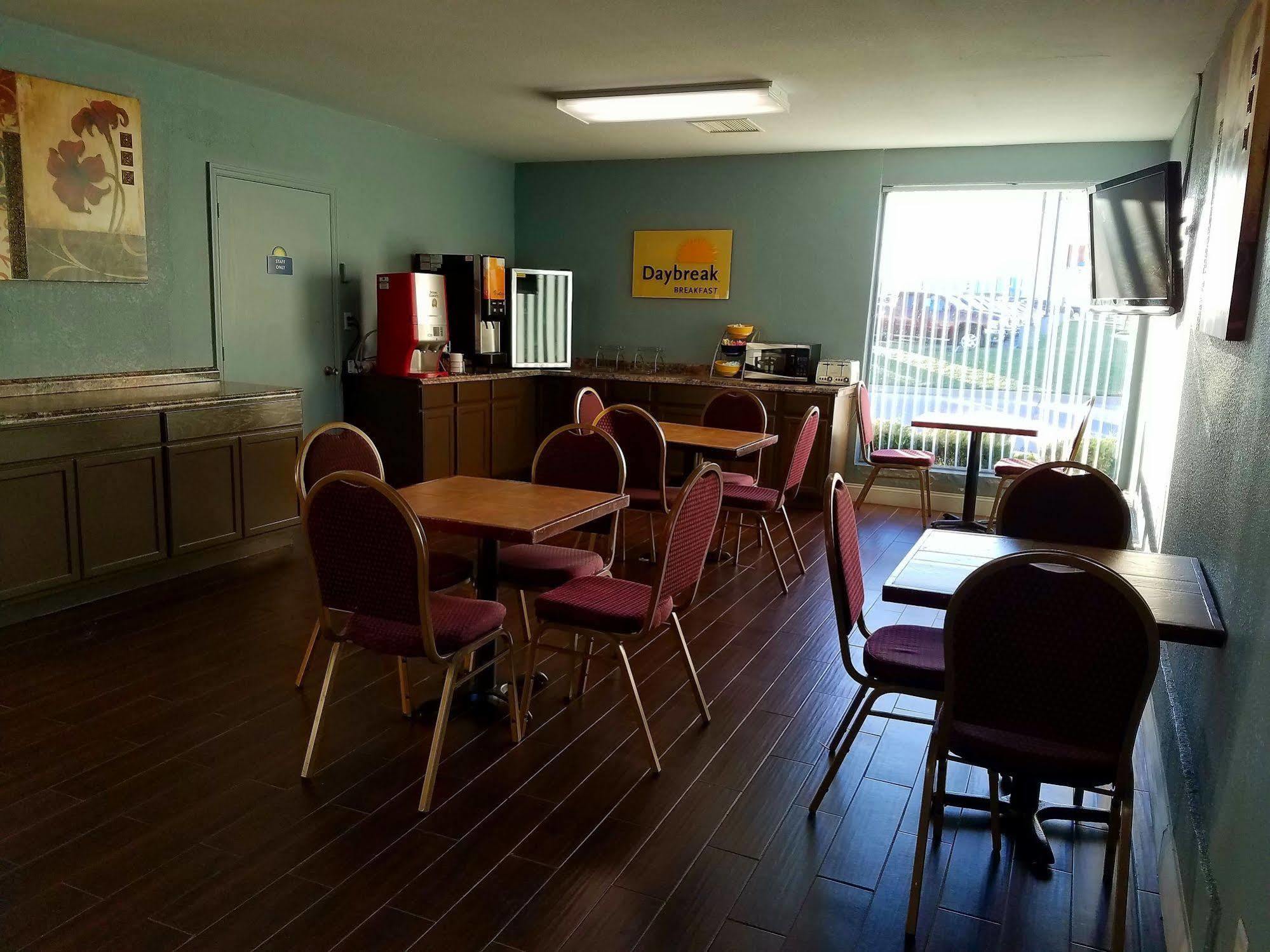 Days Inn & Suites By Wyndham Wichita East Екстер'єр фото