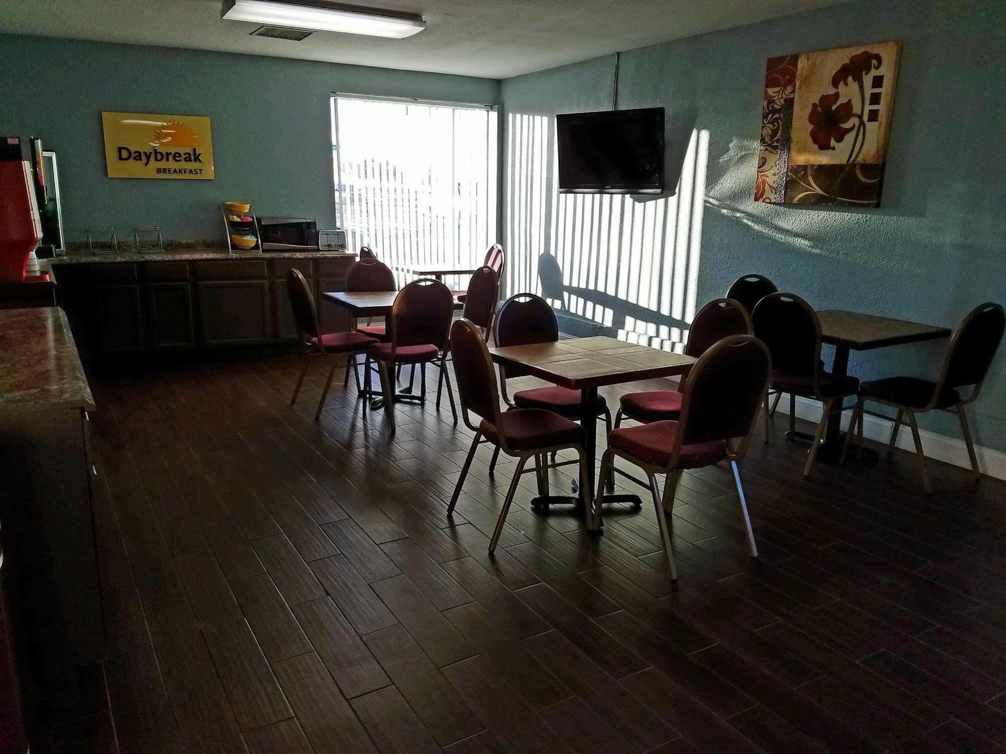 Days Inn & Suites By Wyndham Wichita East Екстер'єр фото