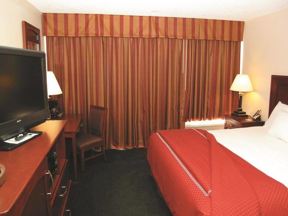 Days Inn & Suites By Wyndham Wichita East Екстер'єр фото