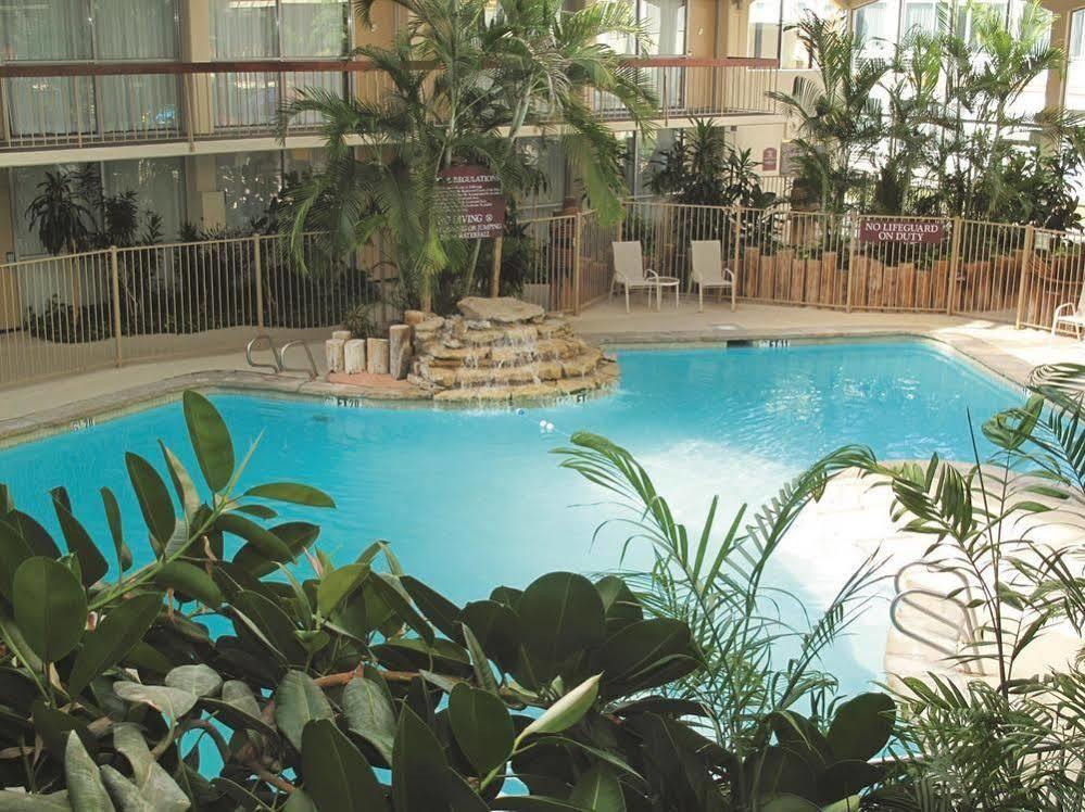 Days Inn & Suites By Wyndham Wichita East Екстер'єр фото