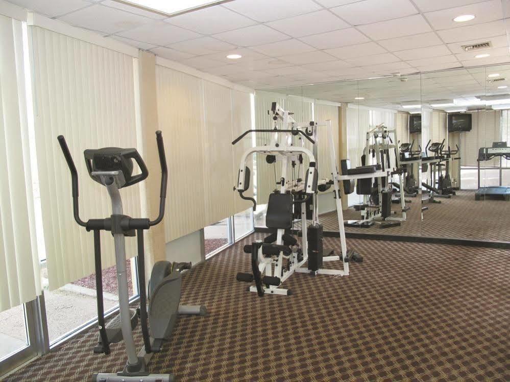 Days Inn & Suites By Wyndham Wichita East Екстер'єр фото